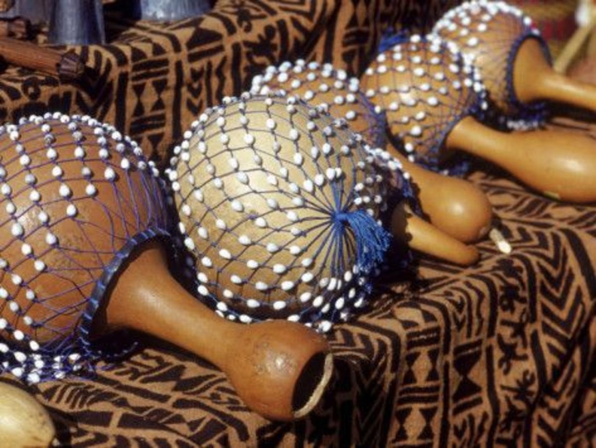 Egwu Ekpili incorporates the use of the “Ubo”— the Igbo thumb guitar (which we don’t see as often) as well as the widely known “Ichaka” which is a guord/calabash covered loosely with beads or udala (eyolo) seeds «two different ichakas pictured»