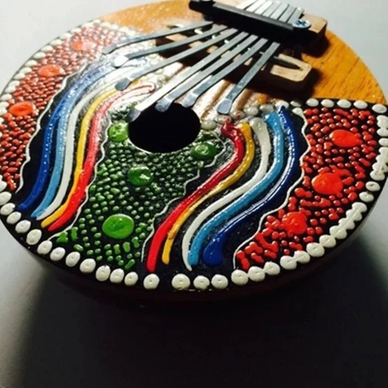 Egwu Ekpili incorporates the use of the “Ubo”— the Igbo thumb guitar (which we don’t see as often) as well as the widely known “Ichaka” which is a guord/calabash covered loosely with beads or udala (eyolo) seeds «two different ichakas pictured»