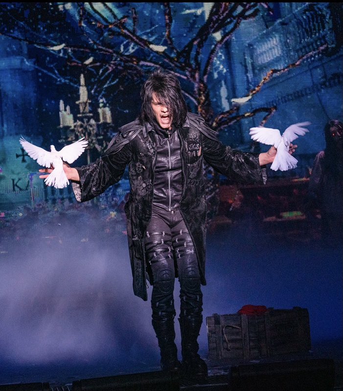 CrissAngel's tweet photo. I subscribed to the best #Magic publication worldwide “Vanish Magazine” and so should you! Browse the latest issue and join today for only $10.00 for a year subscription 😱 https://t.co/2C8Lk3iDDX @VANISHMAG 🔥 https://t.co/V89jvvhyrU