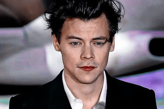 onceuponlarry's tweet photo. L e H são pilotos de corrida. Eram inimigos e se odiavam publicamente. Isso até o dia em que Harry acaba fazendo o carro de Louis sair da pista e bater gravemente. Com medo de ser o culpado de sua morte, Styles promete cuidar dele, mesmo Tomlinson o rejeitando. https://t.co/tozM92Ud4T