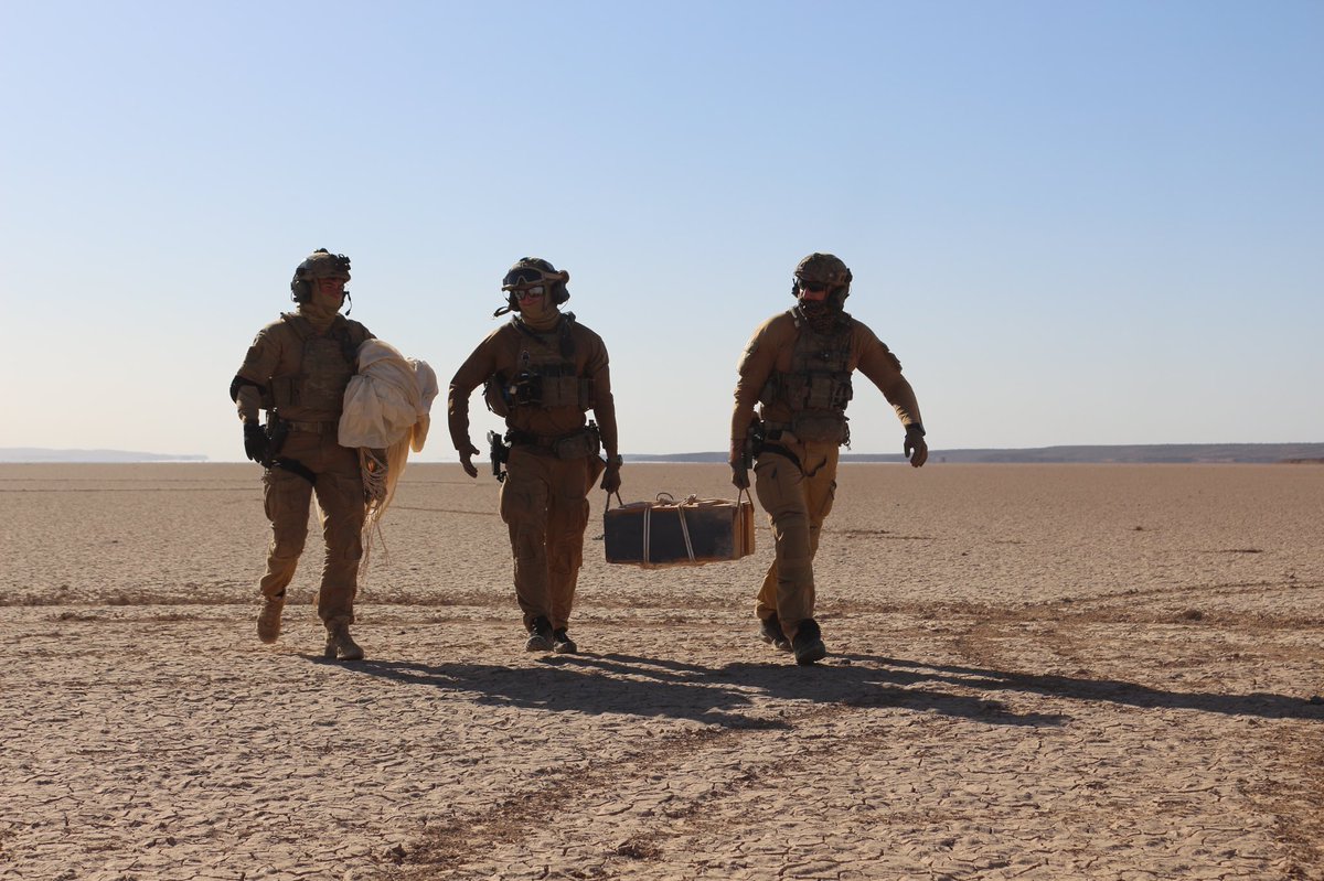Thomas Eydoux On Twitter Des Commandos Marine Que J Ai D Ailleurs Suivi Quelques Heures Le Temps De S Entrainer Au Poser D Assaut Et Recuperation De Colis Desert Du Grand Bara Vendredi Dernier Https T Co G4mmtlhqbu