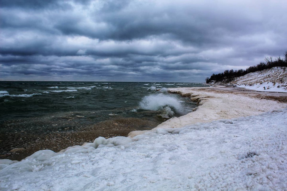 MichiganMae's tweet photo. Dancing Waves 
#lakemichigan #michigan #michiganmae #waves #splash #socold #winter #winterinmichigan #freezing #ice #ducklakestatepark #whitehall https://t.co/7aHP9YwJ8L