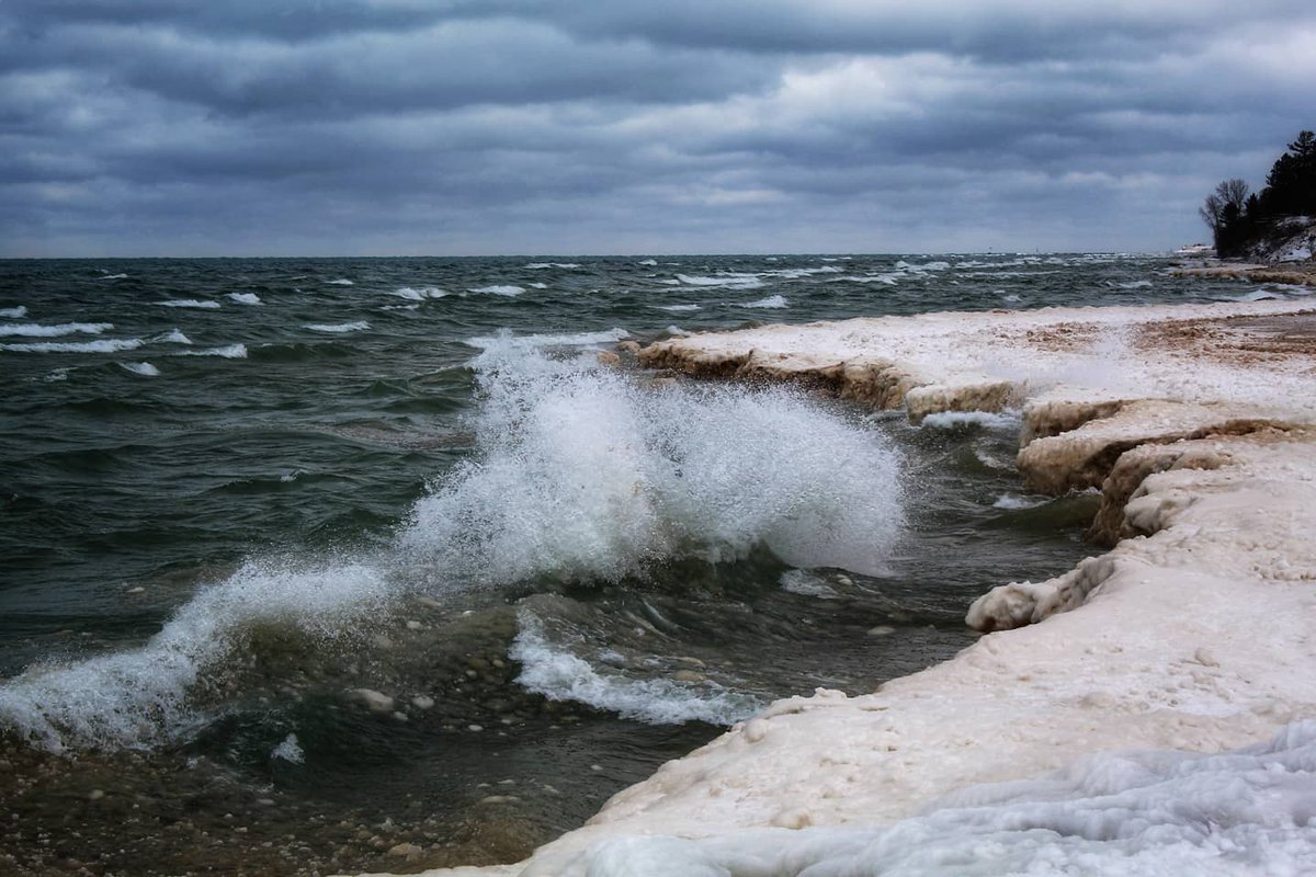 MichiganMae's tweet photo. Dancing Waves 
#lakemichigan #michigan #michiganmae #waves #splash #socold #winter #winterinmichigan #freezing #ice #ducklakestatepark #whitehall https://t.co/7aHP9YwJ8L