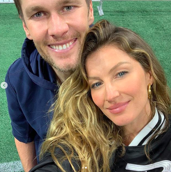 mrsdowjones's tweet photo. Me taking a selfie with bae before he goes to work bc it's important to support his career even tho I'm the higher earner https://t.co/aSEu7E8e5a