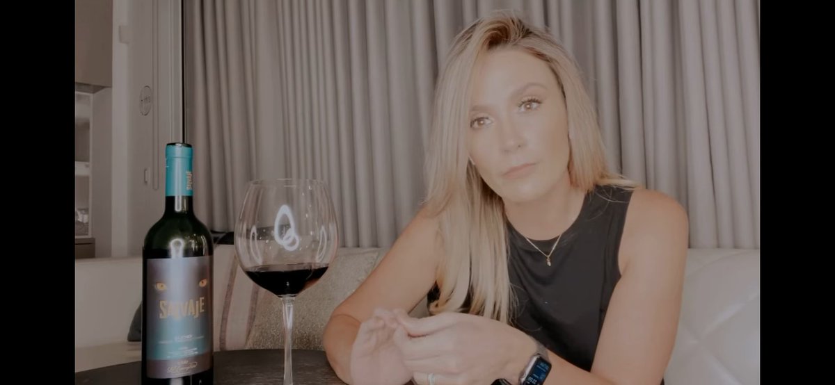 PollitoBB6's tweet photo. Ximena zalzer haciendo publicidad de vino mientras habla de la muerte de su padre, un límite les pido por favor..... https://t.co/ckEt8Wv72i