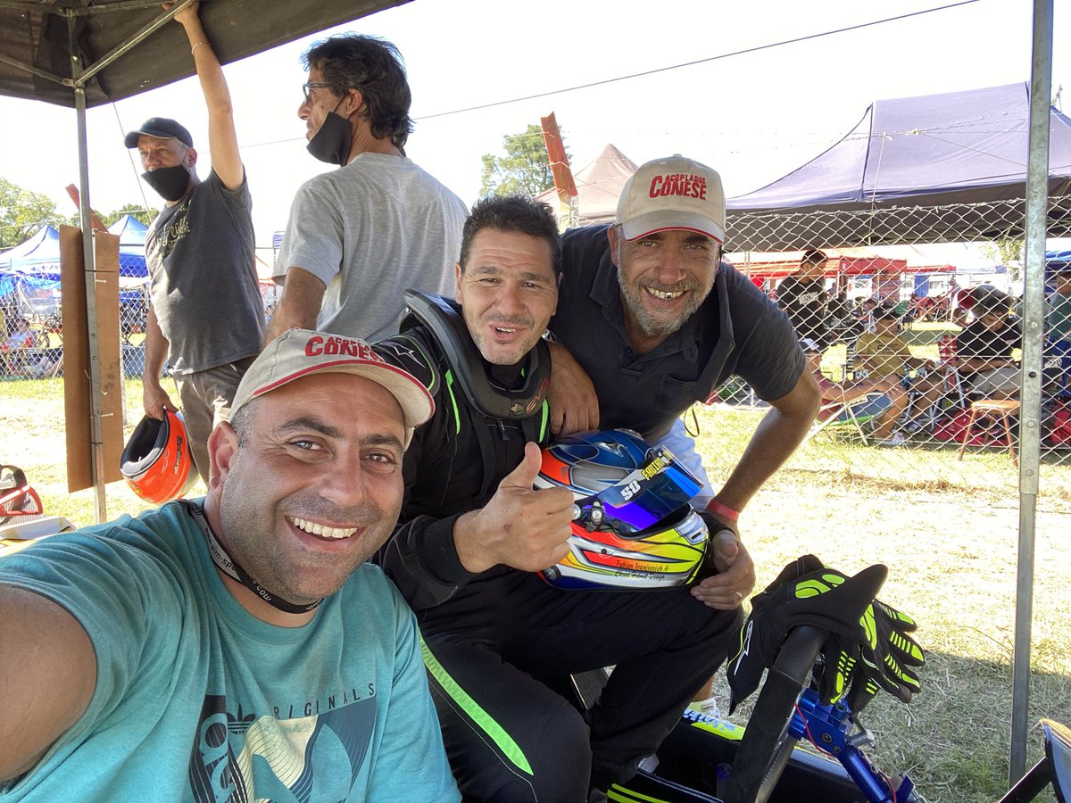 aledefilippo1's tweet photo. Con la banda aquí terminando el día https://t.co/VixMI3Puo0