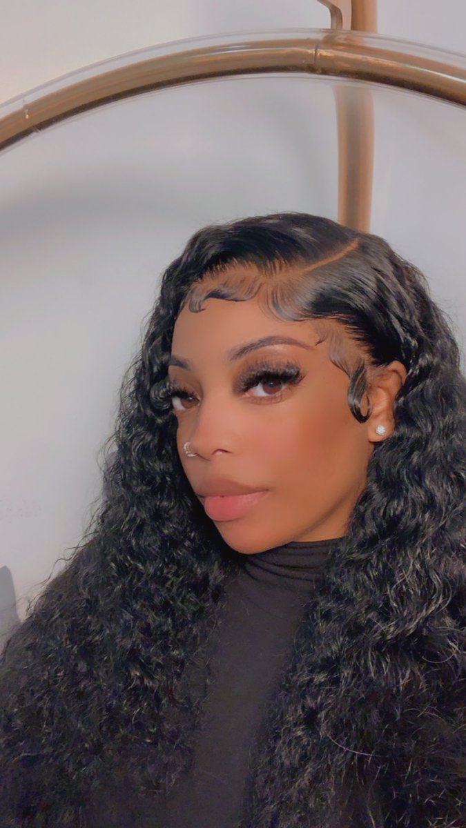 Jaz_Minne__'s tweet photo. Dearra literally forced me to do these baby hairs 😂😍 frontal action. 💋 in her Beyani hair. Would y’all rock these baby hairs?! https://t.co/DwLgfQz1J8
