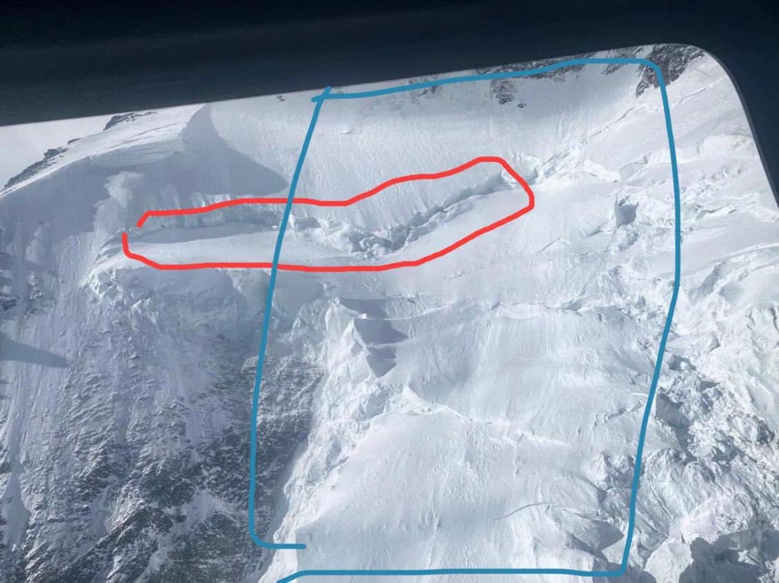 BeenaSadpara's tweet photo. Avalanche track above C3 and Below C4 (last gps known location). Rescue operation should start searching this portion including the mountain crack. Who knows they're swept inside that crack. #alisadpara https://t.co/mde0zhNZvO https://t.co/ZcuQu4HlmL