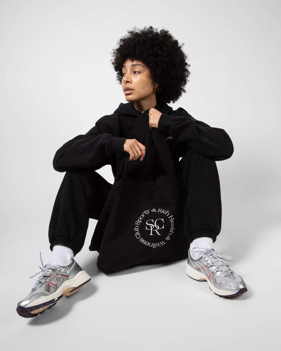 titoloshop's tweet image. Sporty And Rich Winter Drop is online now.

this way 📲 bit.ly/39JfZxA

● Classic Logo Hoodie and Sweatpants "Black" 
x-small to large.
🔎HO072BK and SW072BK

● Health &amp;amp; Wellness Tote "Black" 
miscellaneous.
🔎 AC072BK

#titoloWMAN
#sportyandrich
#winterdrop
#titolo