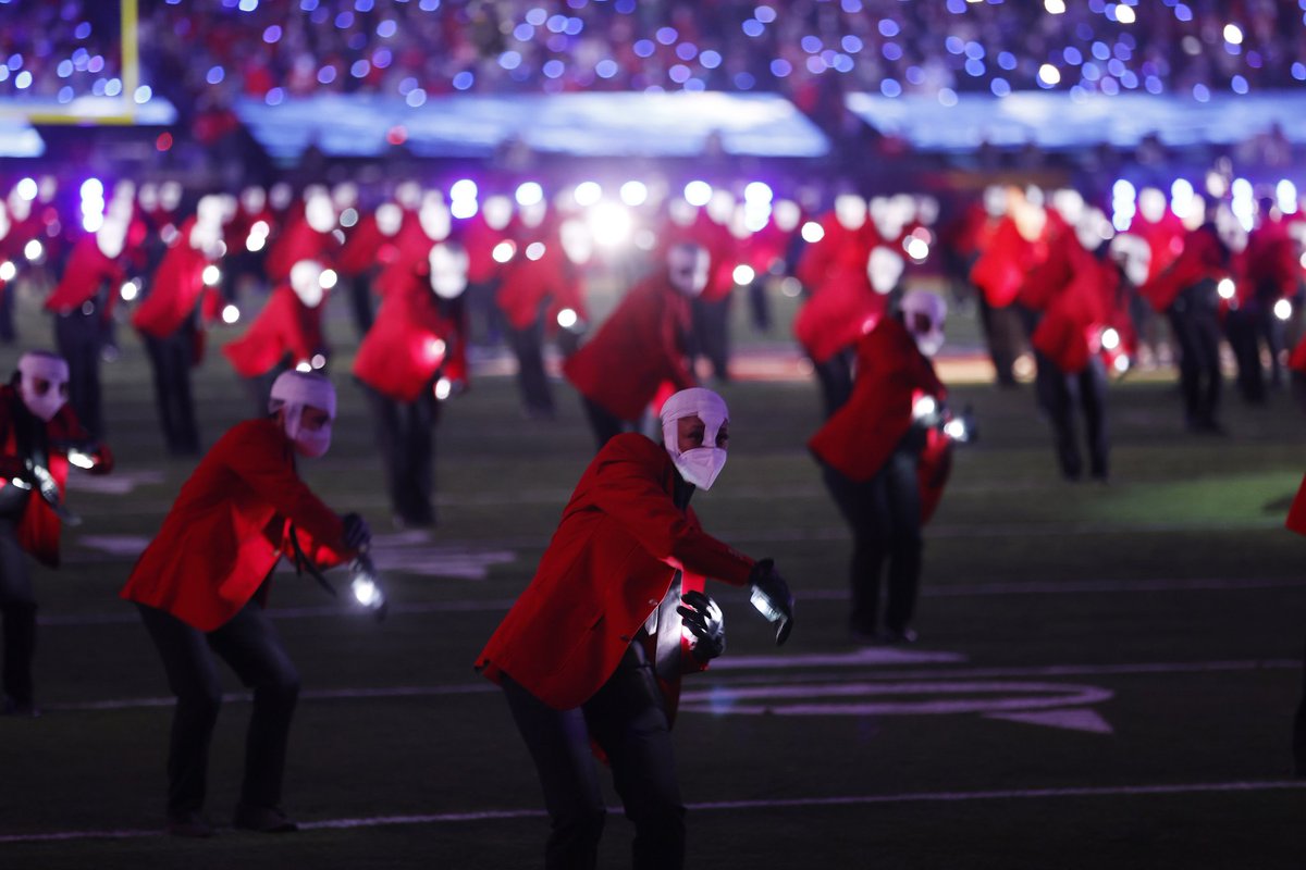 IselaCt's tweet photo. Quiobolas? Como por qué los bailarines de @theweeknd traen suspensorios en la cara?
#SuperBowlHalftimeShow #SuperBowlWeeknd https://t.co/z2RN58SuIN