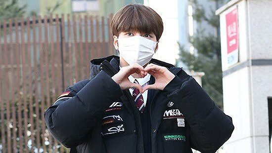 CuddlyHyeongjun's tweet photo. Our x1 02z roomates, our KangSongCha, are High School graduates!!! 😭❤ Our boys have grown up so much in 2 years. I am so proud of you!!!! Junho, Minhee, Hyeongjun, Congratulations loves 😭😭❤❤❤ https://t.co/jma8MhFRBR