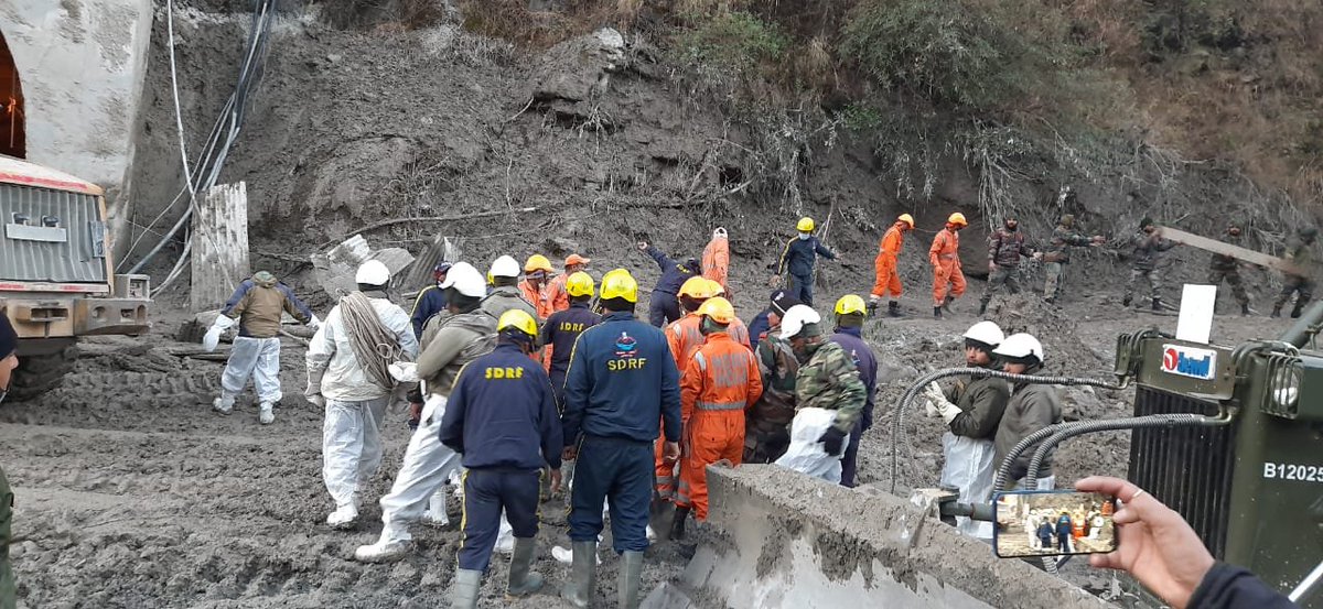 timesofindia's tweet photo. Uttarakhand: SDRF begins their rescue operation at the tunnel near Tapovan Dam in Chamoli.

(Pics Source: SDRF) https://t.co/Ghvt65rtMQ