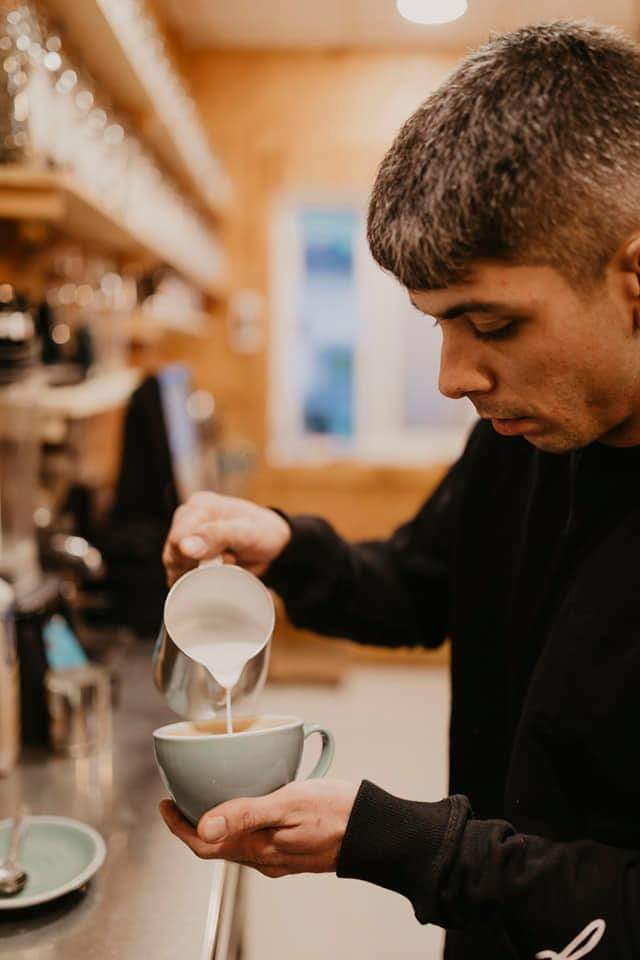 Una droga misteriosa que se consume a diario en todos los rincones del mundo sin saber muy bien porqué. El café ha traspasado todo tipo de  fronteras, razas y culturas. 🌎✨ #café 
#pasiónporelcafé #Barista #gastronomía #cafédeespecialidad #arteculinario #chef #chefs