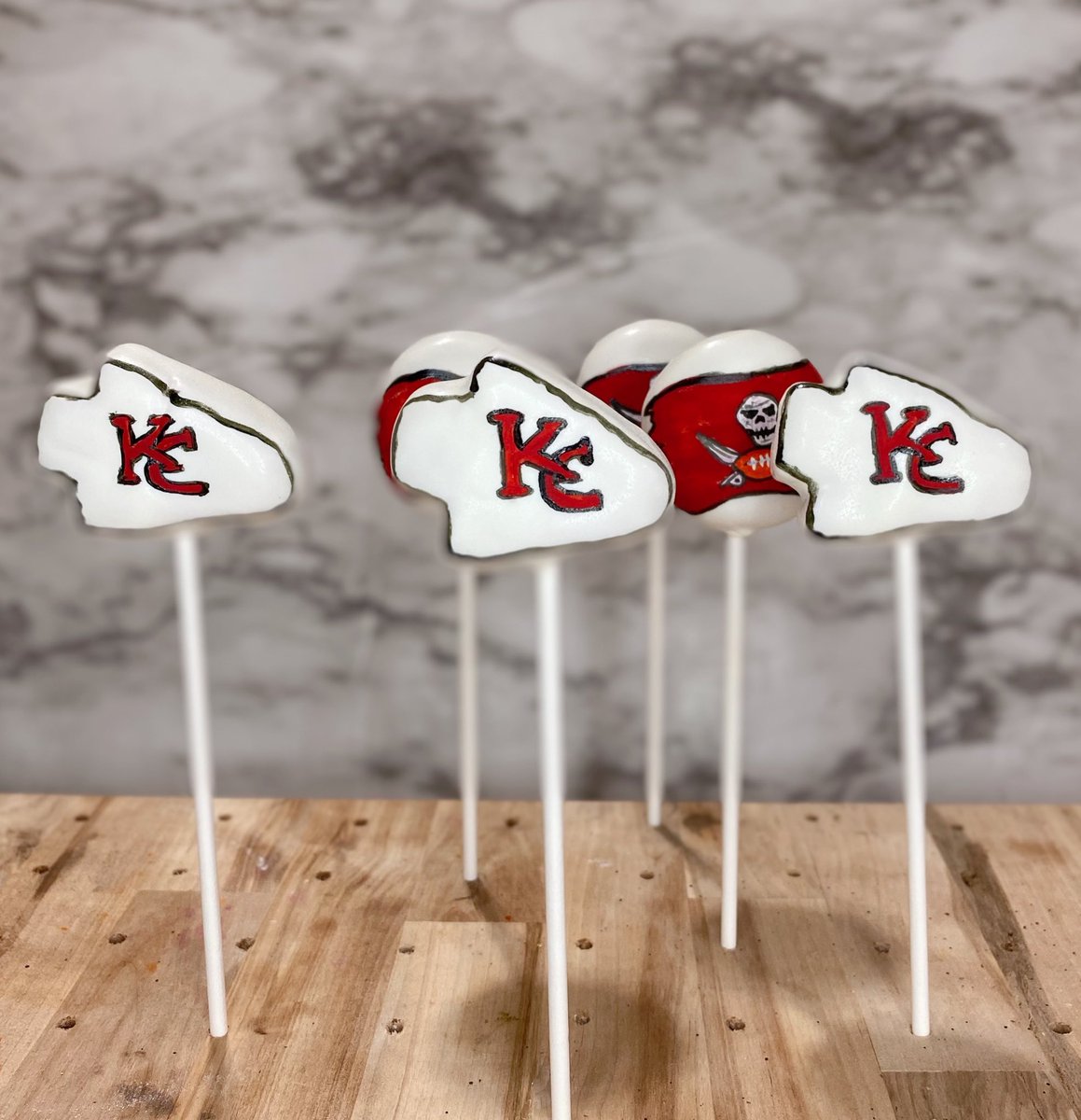 SBysteph's tweet photo. Super Bowl cakepops ❤️🖤🤍🏈 #ChiefsKingdom #SuperBowl #SuperBowl2021 #cakepops https://t.co/SIQwhZTeMK