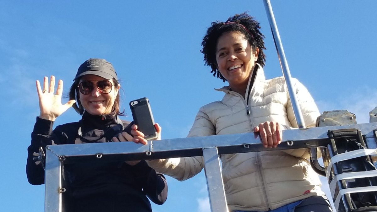 Documentary_Biz's tweet photo. Please read this in-depth feature in @NewYorker about our friend, ecologist and documentary film producer @paulakahumbu (in this photo with Sundance 2021 finalist @oceanssupermum after @newfcongress conference in Durban). #FilmInConservation #documentary https://t.co/sgXqGjsxwm https://t.co/ufz6NcdG2Y