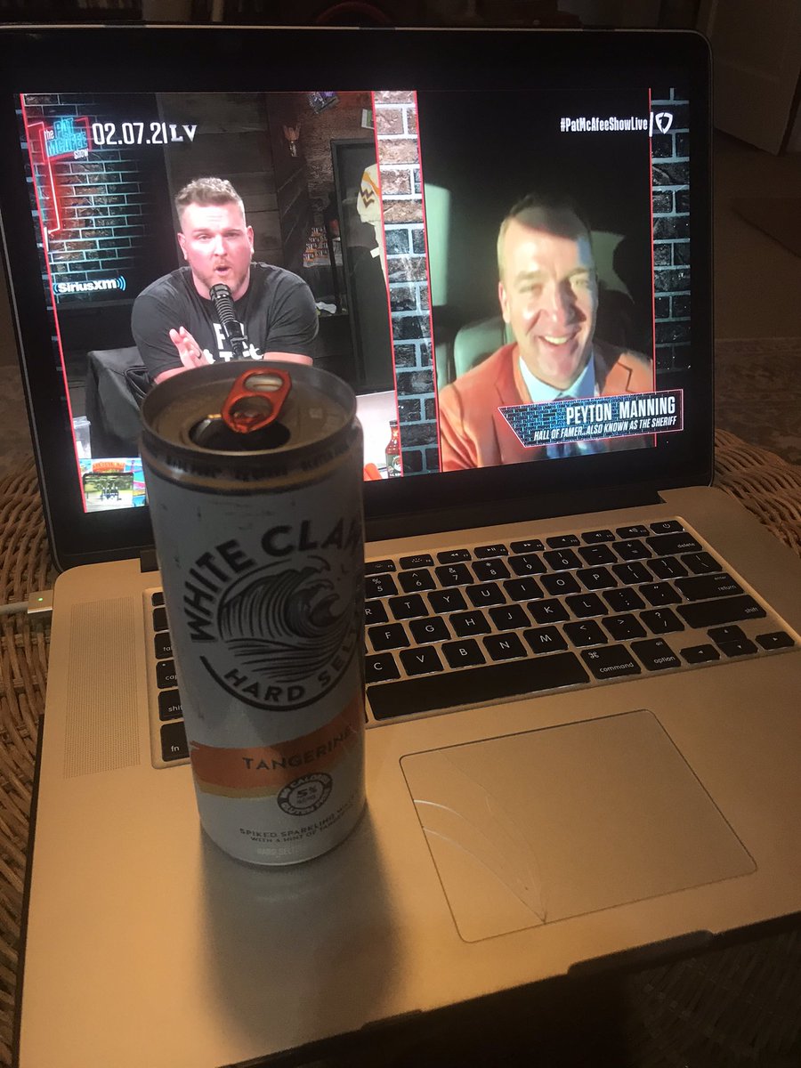 nateamiller's tweet photo. Got the claw and enjoying the big guests #FanDuelPMSSuperShow https://t.co/IJUCWU7n65