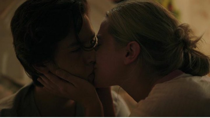 RETWEET IF YOU LOVE THEM TOGETHER ❤

#bughead