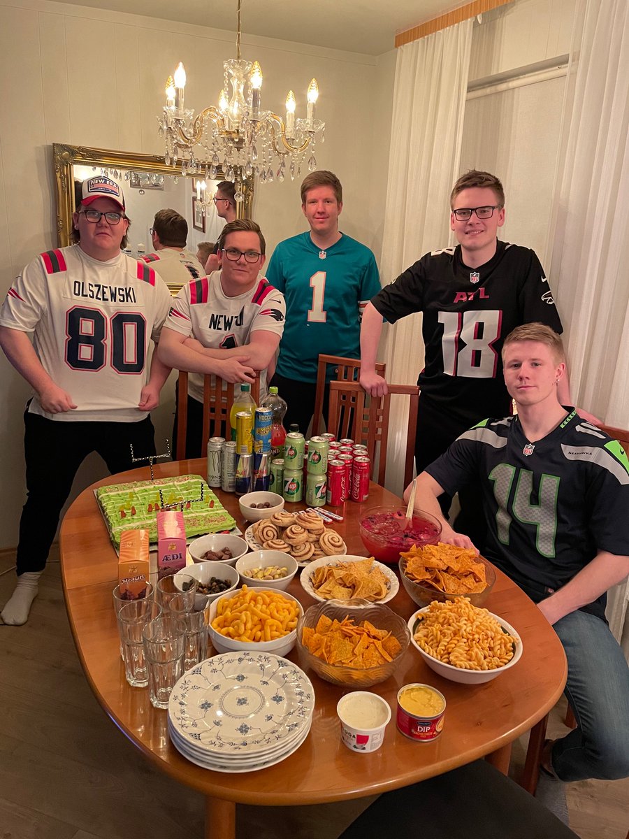 Hér eru menn klárir í höfuðborg norðurlandsins Dalvík , kjúllinn og eðlan í ofninum🏈 #nflisland #tiujardarnir