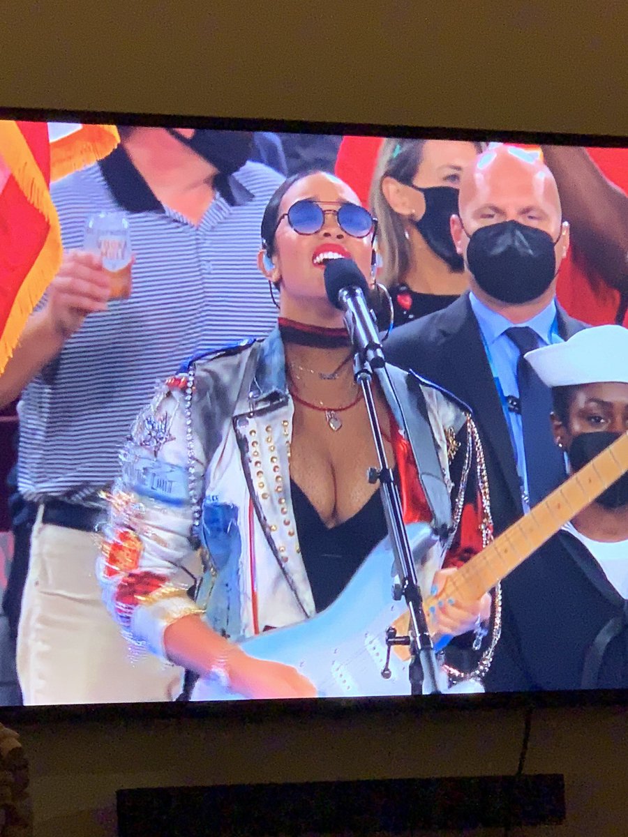 Give H.E.R. all the trophies and awards.