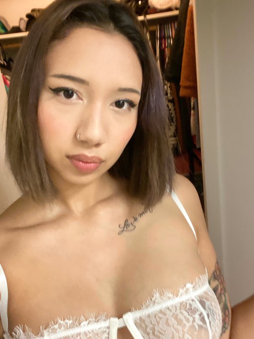 The flag and the face 💙 #filipina ❤️ https://t.co/bApbADVcLs<a href="/tag/filipina"class="tags">#filipina</a>