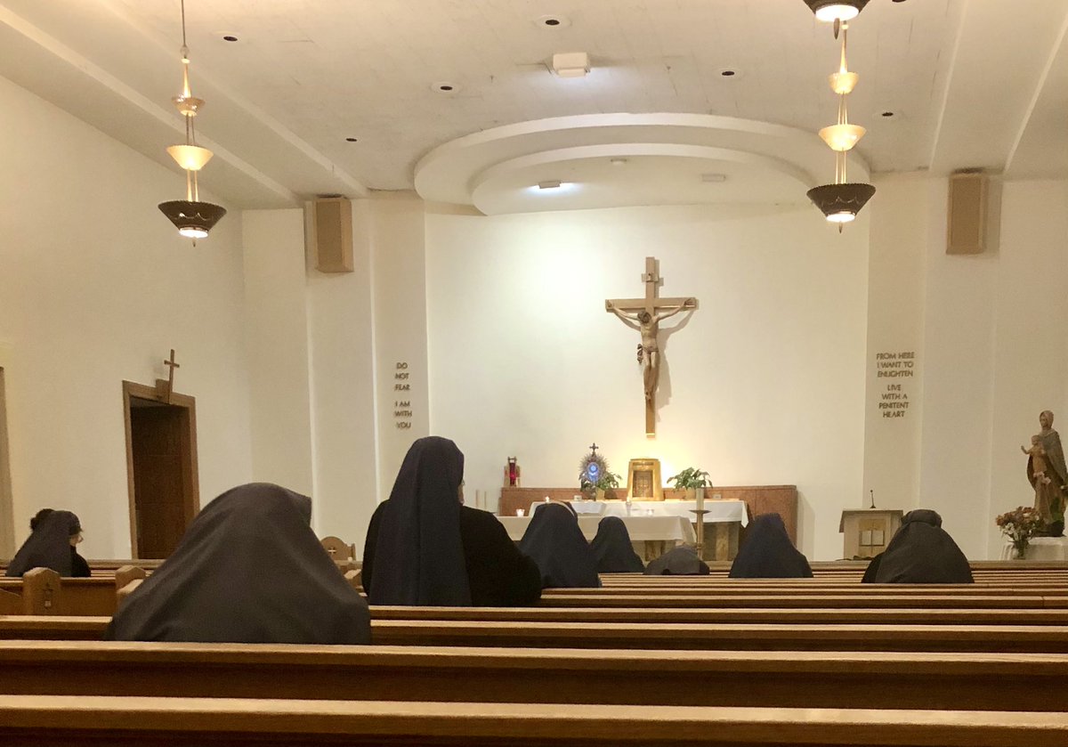 SrBethanyFSP's tweet photo. Before the game we prayed for all y’all.
#SuperBowlintheConvent
#SuperBowl https://t.co/vynLpadstc