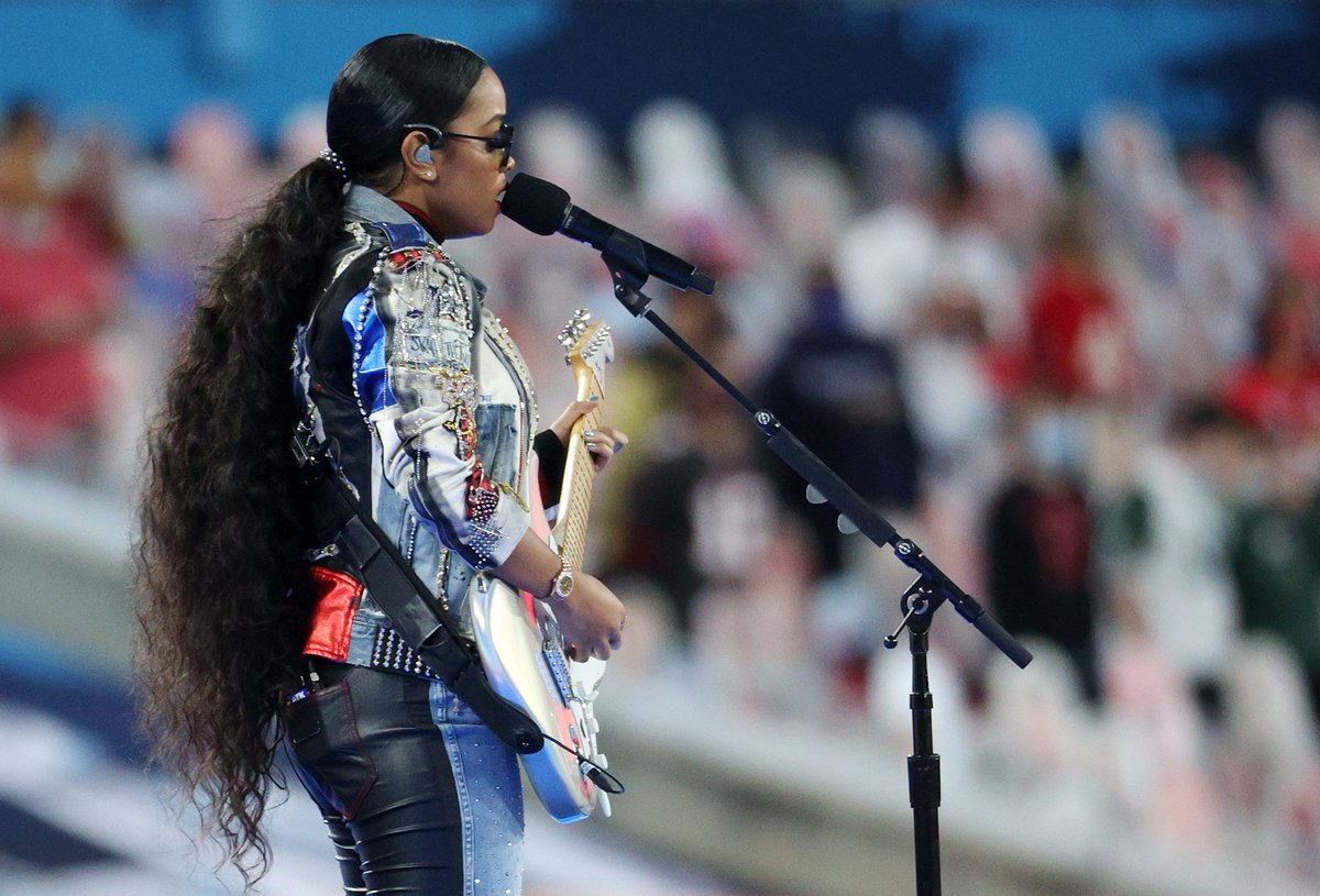 LOVED that performance by <a href="/HERMusicx/">H.E.R.</a> tonight! #SuperBowl