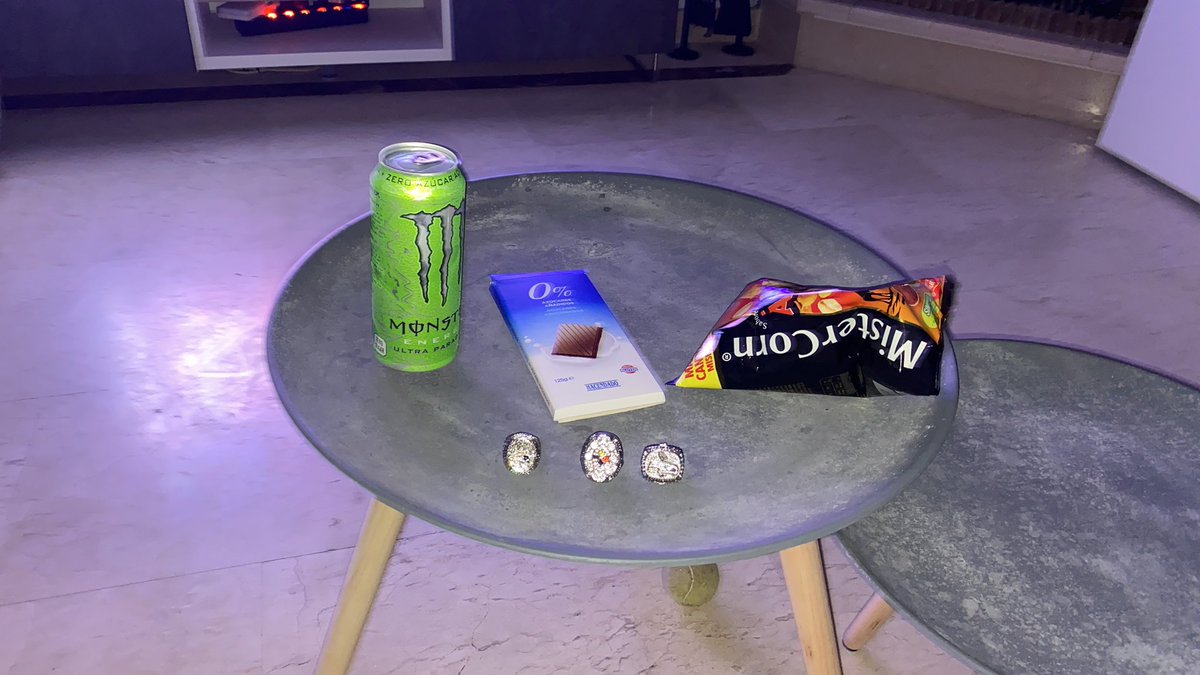 #YoPidoSuperBowl preparado para el espectáculo! Quién me iba a decir a mi que iba a cambiar a mis Pats y por el calorcito de Florida... go Brady go!!!G.O.A.T.