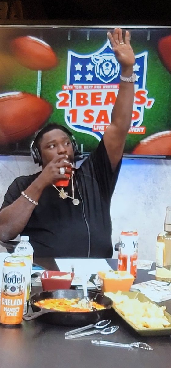 gothbogsy's tweet image. When I ask the waitress at Applebee's for another fill up 

#2bears1sapp #2bearslive