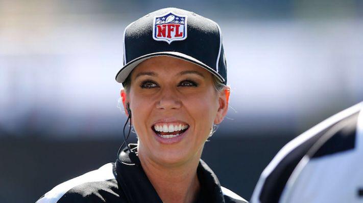 EstiloDF's tweet photo. ¡Super Bowl histórico! 🤩Sarah Thomas se convertirá en la primera mujer en toda la historia de la #NFL en oficiar un #SuperBowl 🏈💪🏼 Thomas, de 47 años de edad, fungirá como jueza de down en la cuadrilla del réferí Carl Cheffers. #GirlPower 

📸: washingtonpost https://t.co/10jPCs0N77