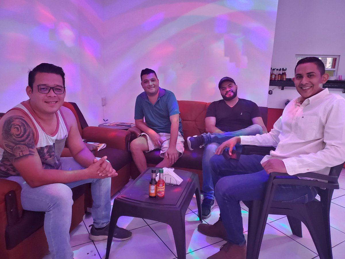 Klev_Elias's tweet image. Tuvimos la presencia del Ministro del queso @OtmaroGiron , el vendedor de mango @SycologiaBarata y el INGe #Carlos en @StopBarSM 
#ConsumeLocal