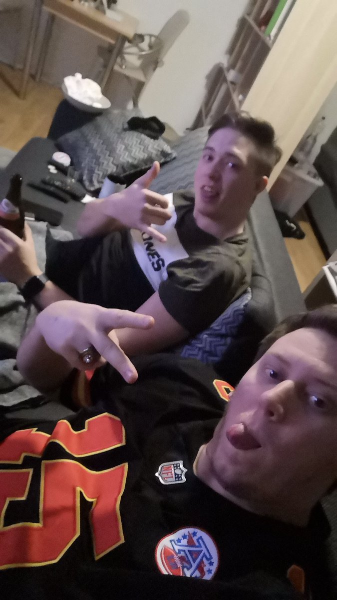 SieboldDominik's tweet photo. #ranNFL #christophickedommesch #björnwerner #frommherz für jeden 1st down der chiefs trinken wir ein Jäger https://t.co/ZfBgk24dFT