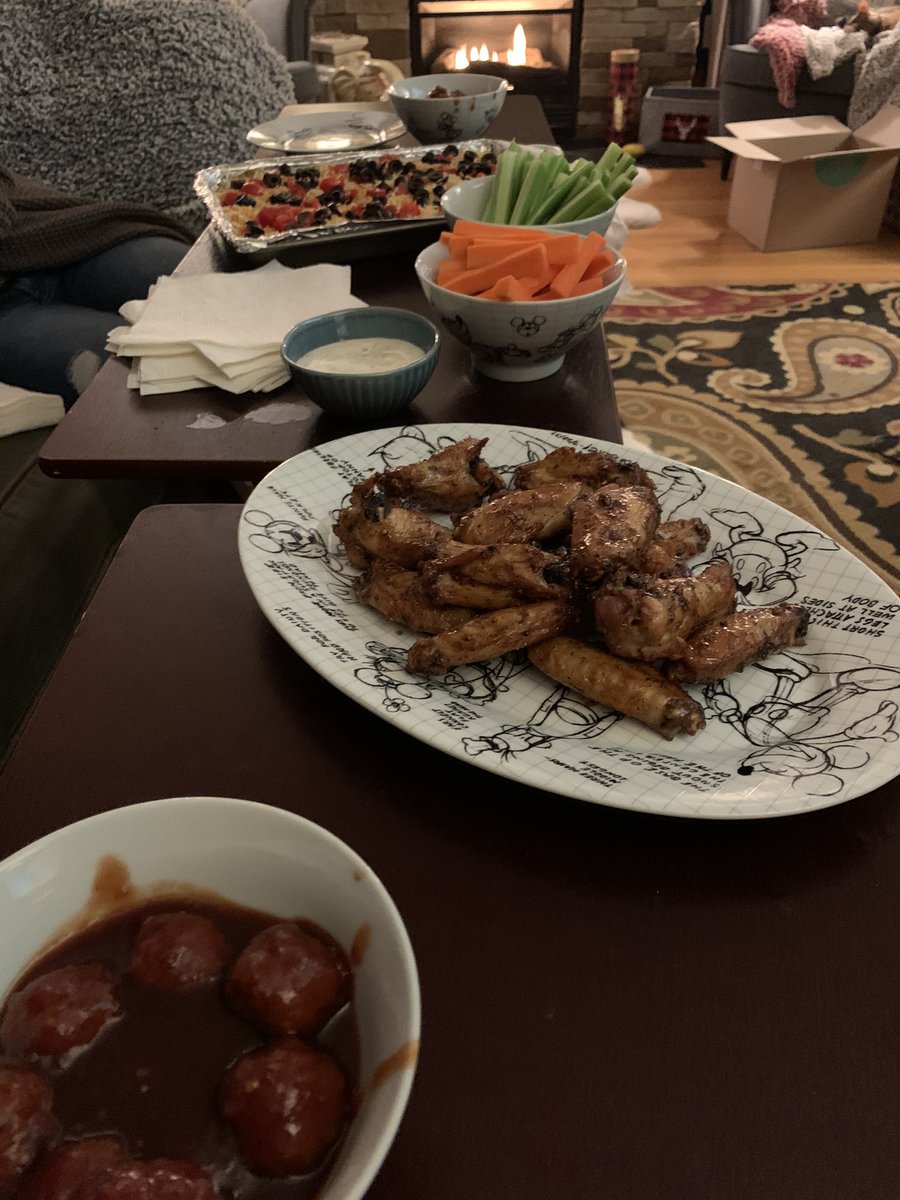 Damn! My man makes some good effing wings! <a href="/technical1tch/">Chris</a> #SuperBowl #wings #fingerfood