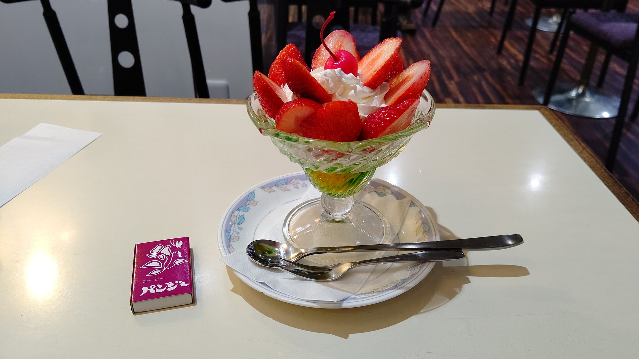 Iro Tori Dori そして朝からパフェ活 イチゴパフェ 可愛くて いちごたっぷりで甘い パンジー 喫茶 パンジー パフェ イチゴパフェ ストロベリーパフェ 喫茶店 東京喫茶店 Tokyocafe 赤坂カフェ 赤坂見附カフェ 溜池山王カフェ T Co