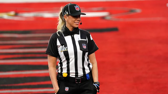 thehill's tweet image. Sarah Thomas becomes first woman to officiate Super Bowl hill.cm/xAltw1o