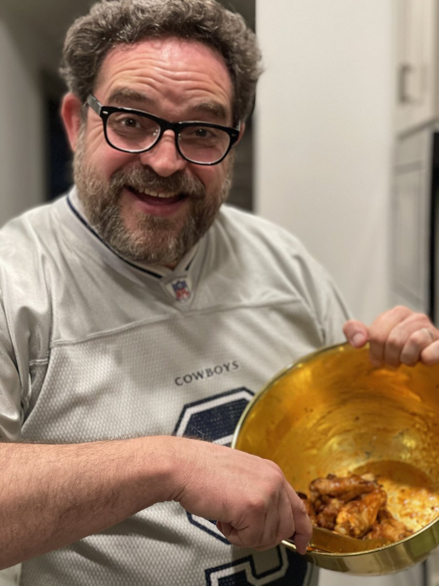 NachoAguirreM's tweet photo. 🏈 #SuperBowl Chicken Wings for the WIN!! Korean (Samyang) &amp; Mexican (Chipotle @TABASCO ) fusion. 🙌🏻 Dios Mio!!! Delicioso #samyang #chipotle #chickenwings #airfryer https://t.co/hROTKkBhkO