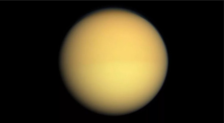 Спутник плотной атмосферой. Титан Спутник Сатурна. ЯПЕТ Спутник Сатурна. Титан Спутник Сатурна фото. Спутники Сатурна Лапетус.