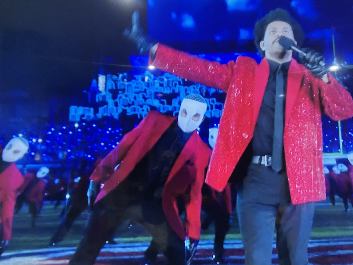 Anyone else think it looks like all the back up dancers for <a href="/theweeknd/">Abel Tesfaye</a> got full on facelifts? 🙀😷#PepsiHalftime