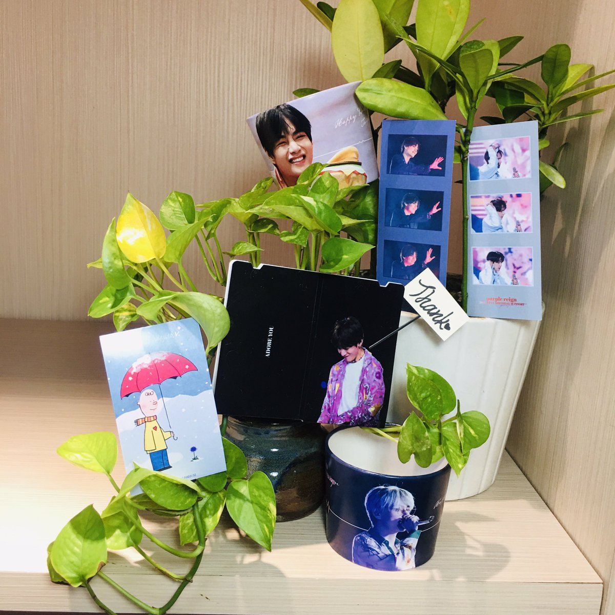 wkaq1004's tweet photo. 謝謝 @adobe_you 
提醒要領應援才發現電話填錯了😂
幸好室友神救援。
每樣都好好看，看著泰亨的笑容就好幸福❤️ https://t.co/C0wkVZo4Lj