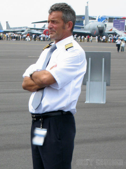 sguycruiser's tweet photo. อยากคุกเข่าลงโม้คให้ตรงนี้เลย
#maninuniform #Pilot #uniform #pilotuniform #pilotlife #handsome https://t.co/NH09Spyk8X
