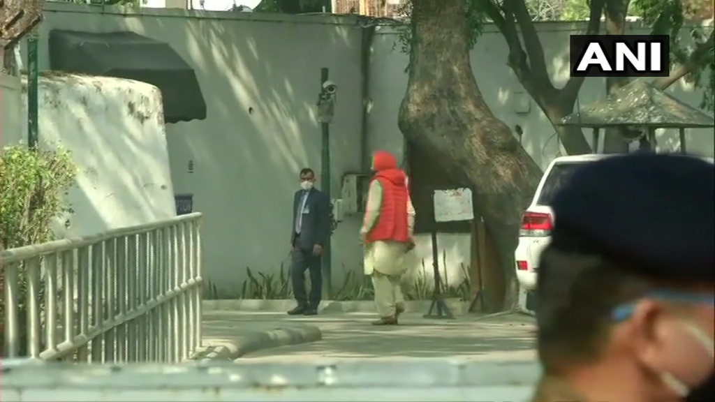 ANI's tweet photo. Delhi: Congress leader Navjot Singh Sidhu arrives at the residence of party's interim chief Sonia Gandhi, to meet her. https://t.co/sGagBmT7S5