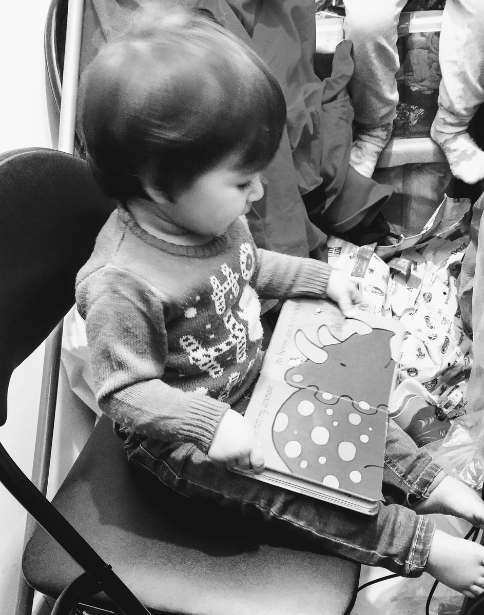 SilviaUsborne's tweet photo. Dai a un bimbo un libro in mano e non sarà mai da solo #usborne #usbornebooksathome #libriperbambini #bambinifelici #learnandplay https://t.co/U98X0KCgXR