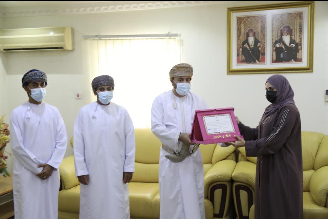 بمبادرة كريمة من رجل سخي، سعادة الشيخ عوض بن عبدالله بن منذر المنذري - والي ولاية صحم- يكرم مركز حفيت الصحي نظير الجهود المبذولة في حملة التبرع بالدم و التي حققت رقماً قياسياً في عدد المتبرعين بالدم على مستوى محافظة شمال الباطنة.