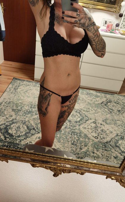 Einen sch&ouml;nen guten Morgen meine Lieben 😘 auf auf in den Montag...wer hilft mir beim anziehen? https://t<a href="/tag/cuckold"class="tags"><span>#cuckold</span></a>