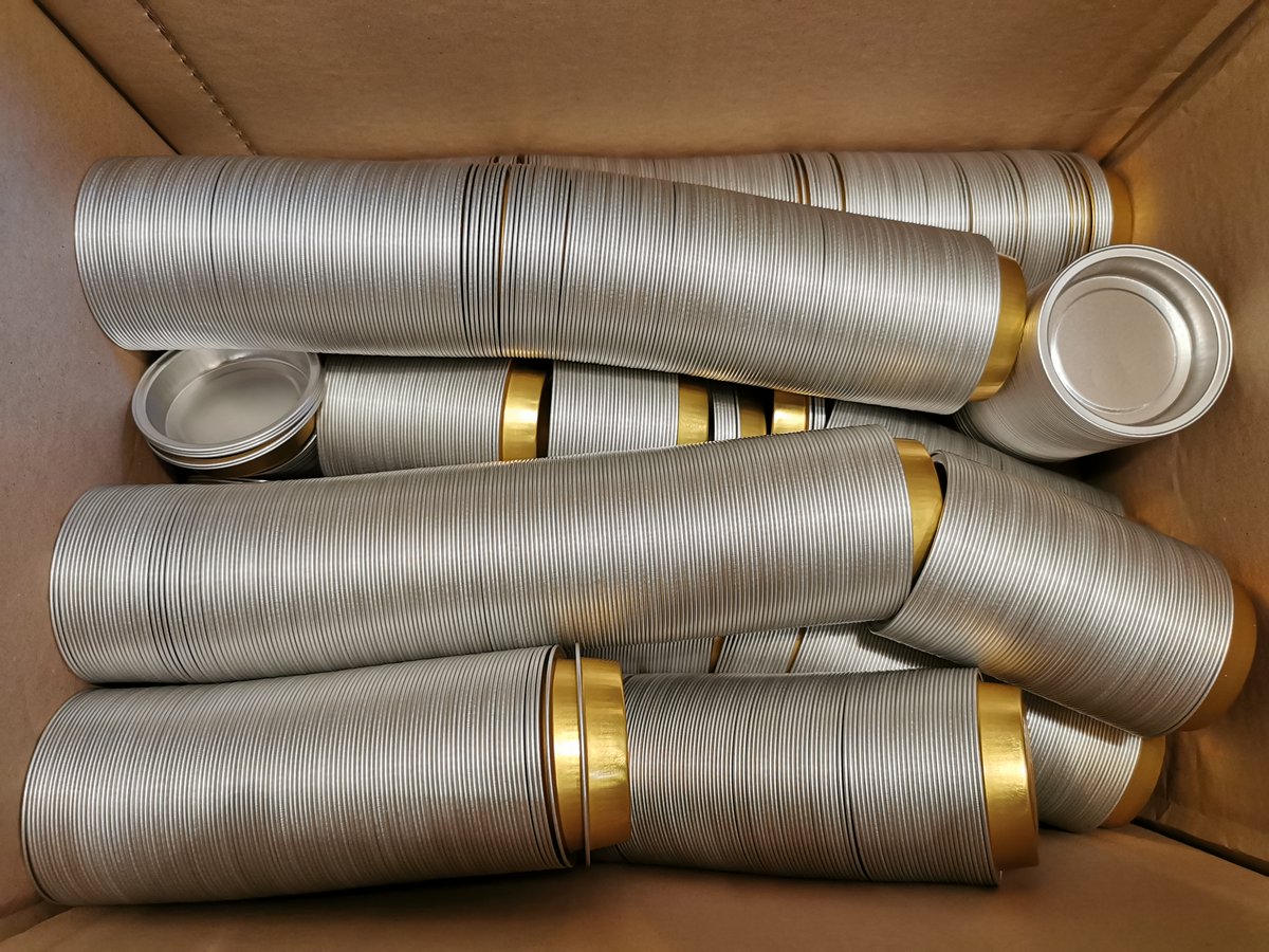 Jacek_Wodzislaw's tweet photo. Widoczne na zdjęciach opakowania posłużą #RECAL do przeprowadzenia testów efektywności wydzielania #aluminium w sortowniach odpadów komunalnych.
♻️♻️♻️♻️♻️
W zależności od instalacji sprawdzimy nawet 9-10 różnych wielkościowo rodzajów. Na początek testy obejmą ok. 15 sortowni. https://t.co/o73ZiCK5Rw