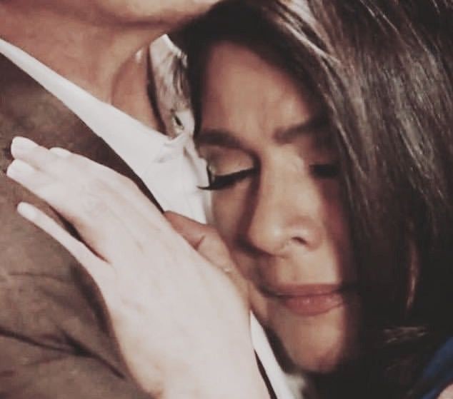 Me paré de frente,
y con el corazón tambaleante dije:

"Te amo,
y no dejare de hacerlo."

...y entonces una lágrima 
firmó nuestro despedida.