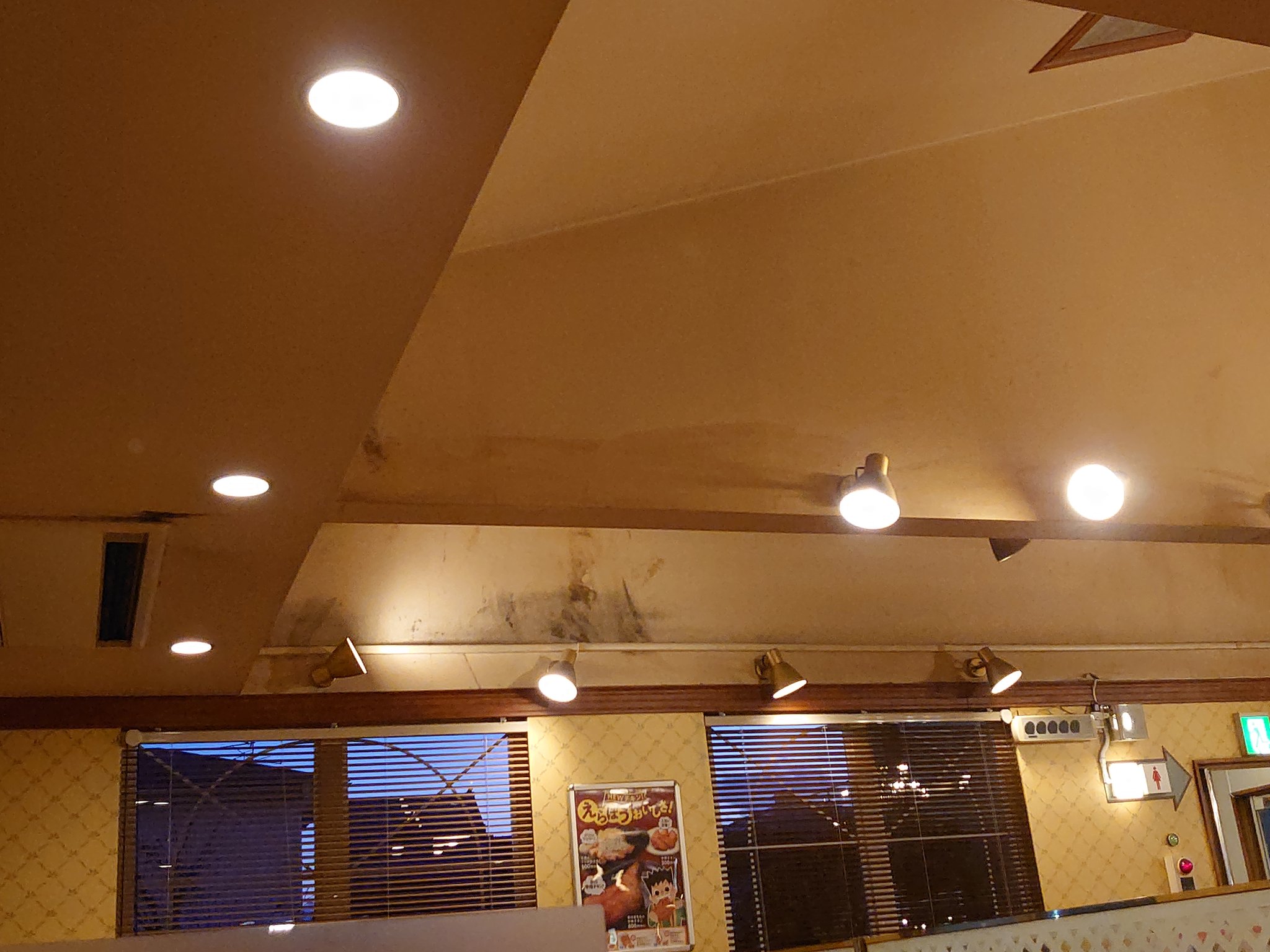 Sato0530 サイゼリアめっちゃ天井が汚いんだけどこれはディズニーシーなどと同じで雰囲気作りのウェザリングですかね もしそれならそれでくそ下手くそなんですけど でもガチの汚れならこんな汚い 壁紙放置しますかね このサイゼは最近看板とか駐車場の白