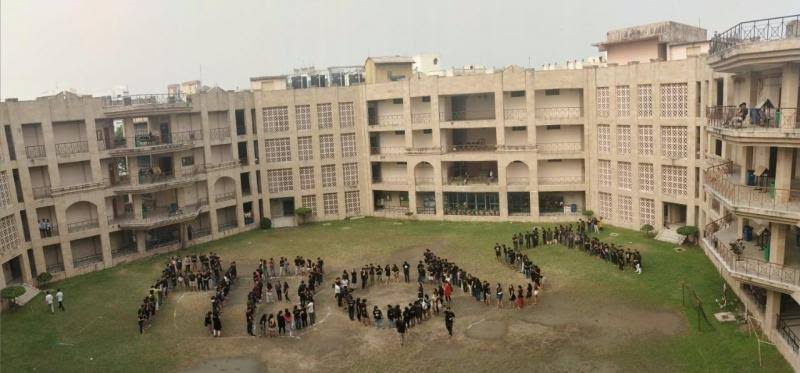 KSLU_Students's tweet photo. Student of NUJS Calcutta forming a human chain in protest against VC IshwarBhat.The chain says I B OUT- IshwarBhatOut
#justiceforkslustudents #kslu6months3semexams @BSBommai @barandbench @barcouncilindia @ugc_india @VVani4U @DKShivakumar @AsianetNewsSN @tv9kannada @NSUIKarnataka https://t.co/DvkrARbLOs