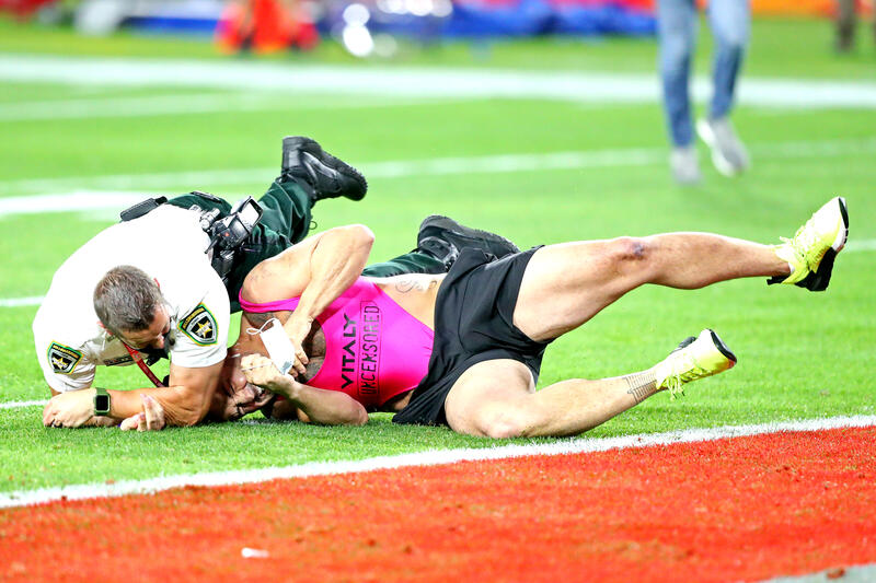 reuterspictures's tweet photo. A fan that ran onto the field is tackled during the fourth quarter of the #SuperBowl https://t.co/Lmuvh8T4in https://t.co/YNni3m8udQ