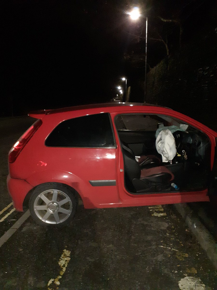 WardenRichard2's tweet photo. 323 and myself on way to do our night shift came across an RTC, 1 of the vehicles involved decided to leave the scene. Waited with him till his parents arrived. If anyone knows him please can u let us know if he's ok @CMBC_CSRT @Calderdale https://t.co/5afDwmhaOl