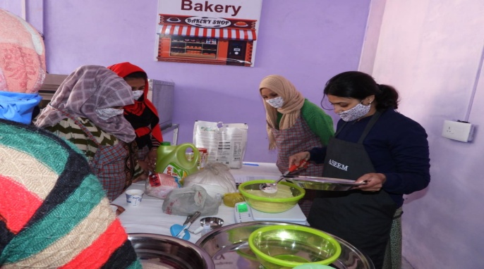 ncsad72's tweet photo. #JammuAndKashmir #JammuKashmir @NorthernComd_IA @adgpi
To promote employment generation for local women,  Army in collaboration with ASEEM foundation, a Pune based NGO, opened “Aaghaaz Bakery” at Faislabad in Poonch. Initially 4 local women trained and employed in the bakery. https://t.co/5cb378sTOt